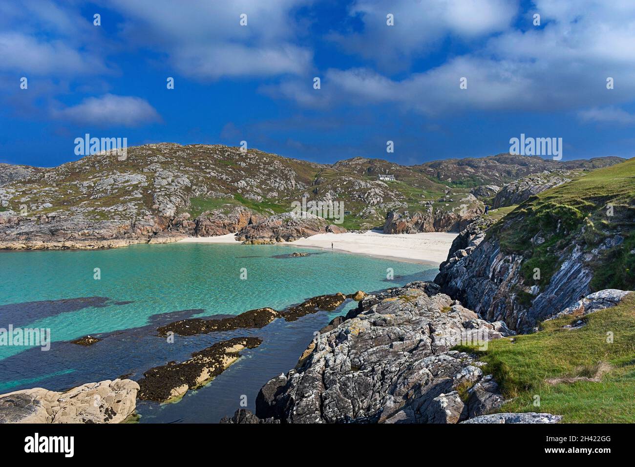 ACHMELVICH LOCHINVER SUTHERLAND SCHOTTLAND EIN BLAUER HIMMEL TÜRKISFARBENES MEER MAKELLOSER WEISSER SANDSTRAND Stockfoto