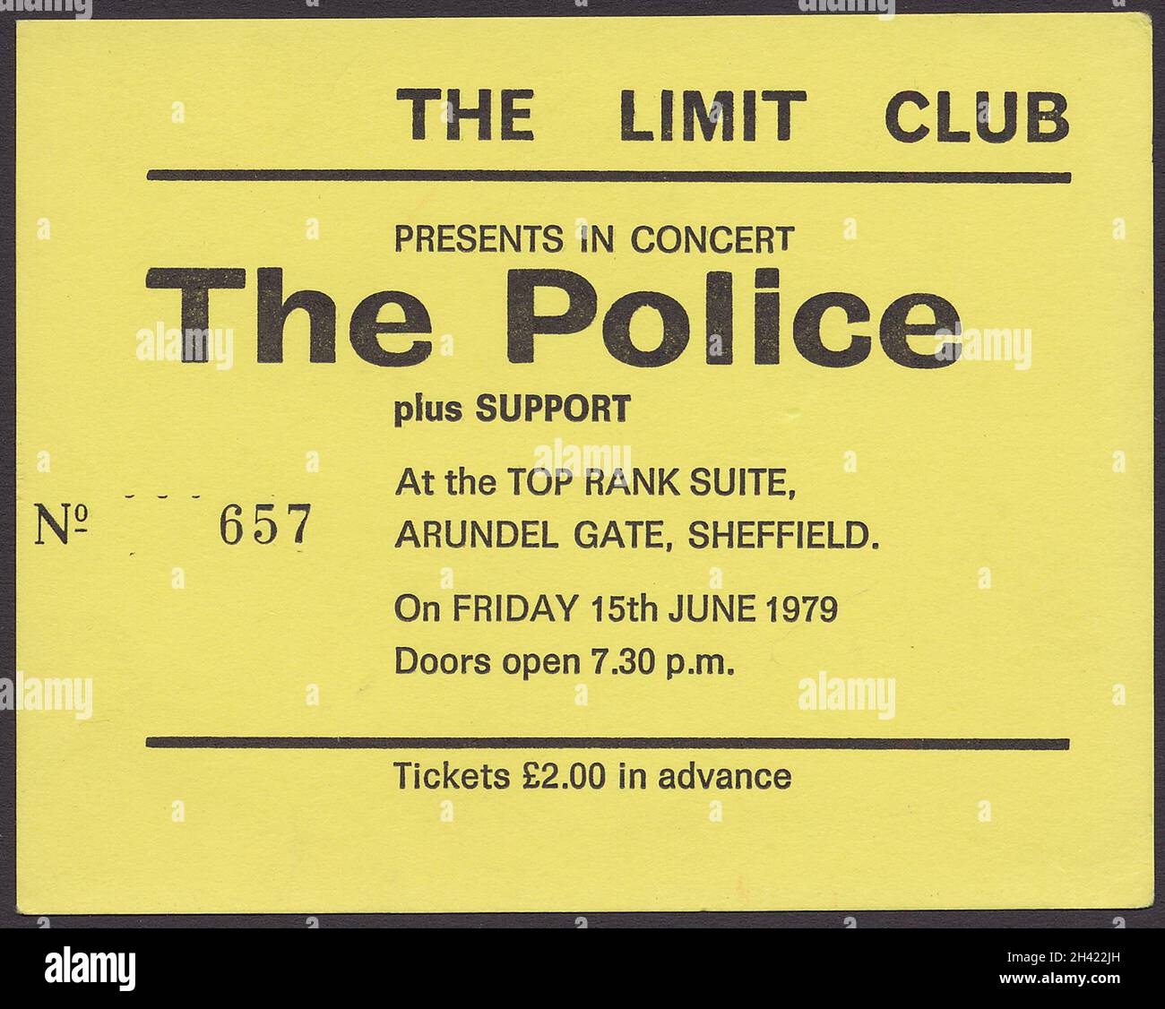 Die Polizei im Konzert, Ticket. Im Jahr 1979 haben Sie nur £2 (4) Dollar gekostet! Die Band trat im Juni 15 in der Top Rank Suite in Sheffield auf. 1979. Es handelt sich um eine seltene Sache, weil man sie bei der Einreise abgeben musste. Nummerierter und gedruckter Buchdruck in Schwarz auf gelber Karte. Die Band stand kurz vor Ruhm und das Konzert wurde vom Limit Club gefördert, aber die Band war bereits zu groß, um dort zu spielen, daher der Venue Switch. Die Unterstützung waren die ursprünglichen Krämpfe, die nicht auf dem Ticket erwähnt wurden. Ich habe Fotos von der Show. Stockfoto