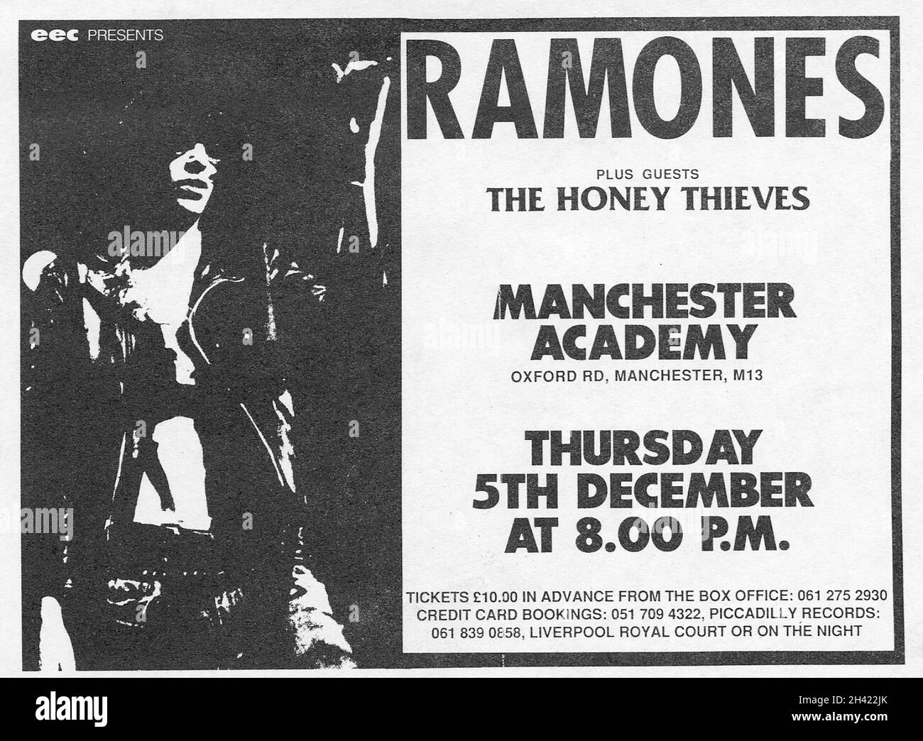 The Ramones Original UK Concert Flyer für eine Show in der Manchester Academy, Oxford Road, Manchester, am 5. Dezember. 1985. Litho gedruckt in schwarz auf weißem, mattem Papier. Diese wurden in lokalen Plattenläden zur Werbung für die Show mit Tickets zu einem Preis von 10 £ausgeteilt. Support Band waren The Honey Thieves. Stockfoto