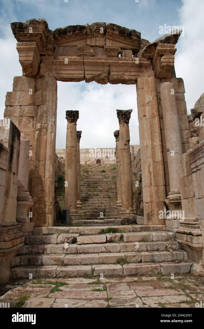 Treppe zur Kathedrale, Jerash, Jordanien, Naher Osten. Steine aus der alten römischen Stadt Jerash wurden für den Bau dieser (byzantinischen) Kathedrale verwendet. Stockfoto