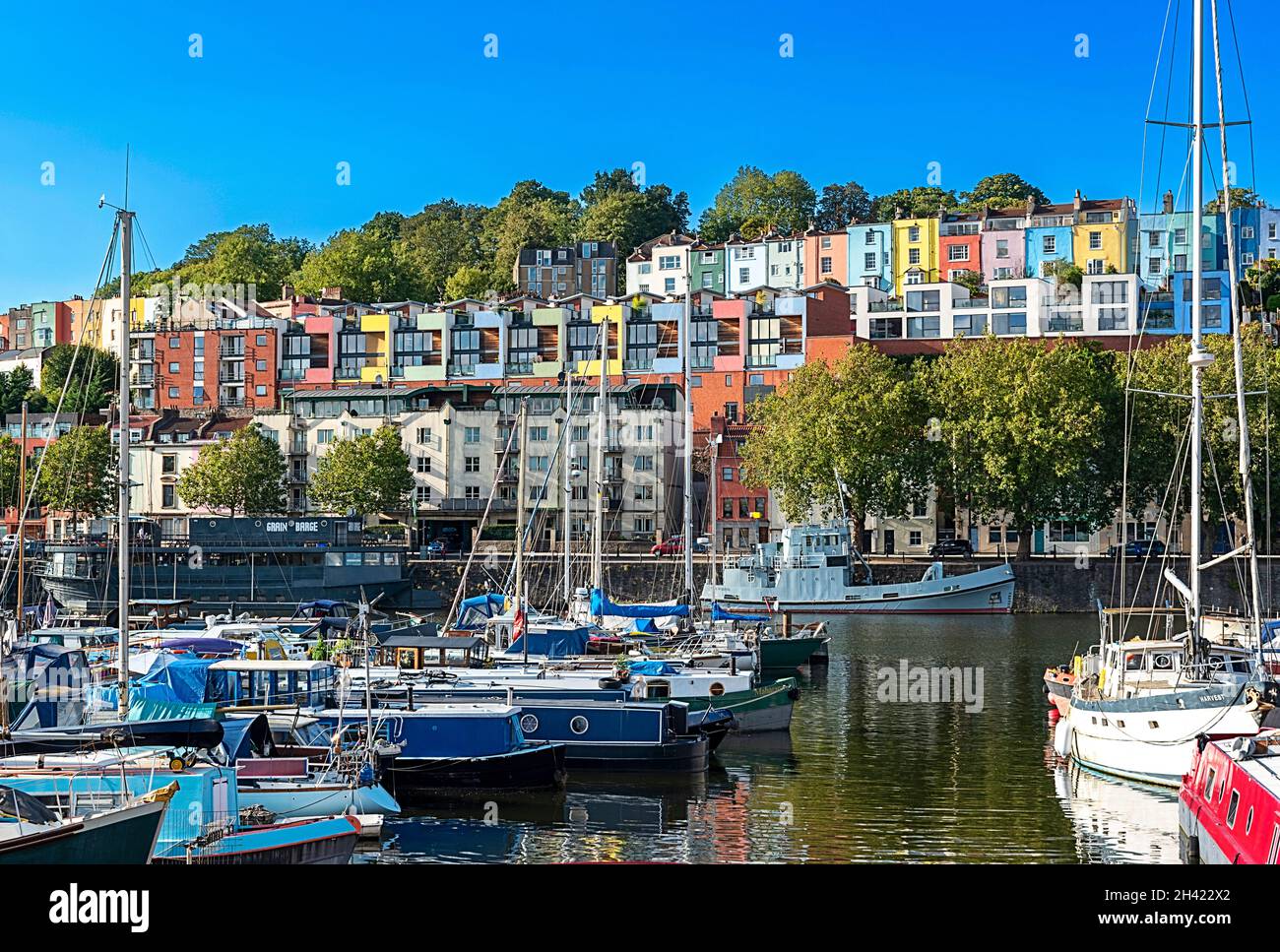 BRISTOL CITY ENGLAND HOTWELLS DOCKT YACHTEN IN DER MARINA UND MEHRFARBIGE HÄUSER VON CLIFTON WOOD UND AMBRA VAL IM SPÄTSOMMER AN Stockfoto