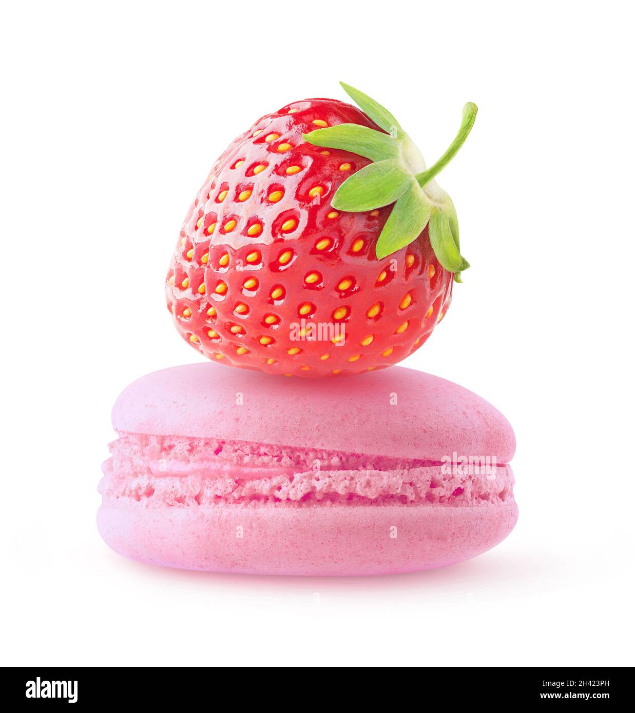 Makronen mit Fruchtgeschmack. Eine Erdbeere auf rosa Makronen isoliert auf weißem Hintergrund Stockfoto