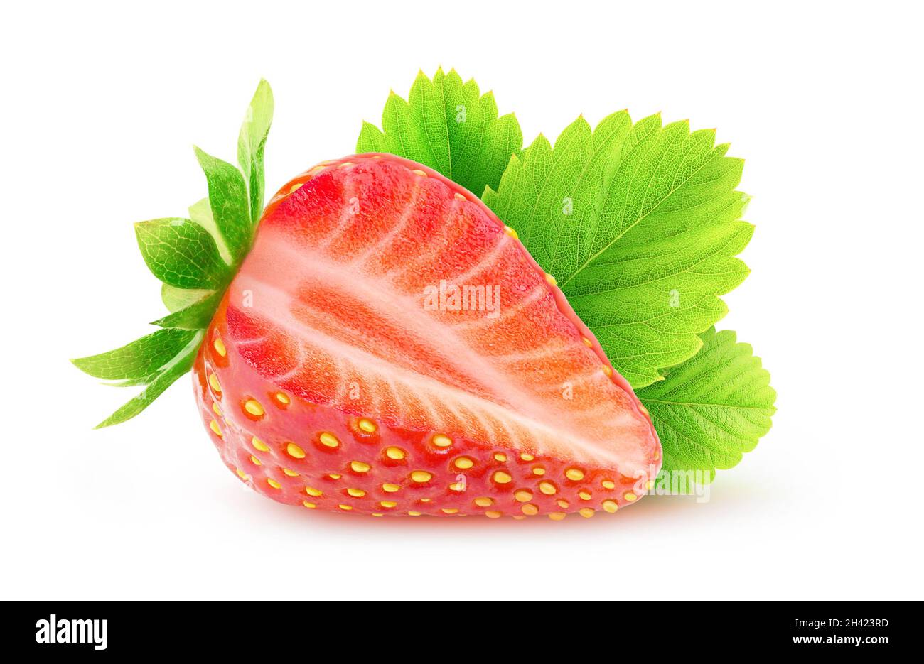 Isolierte geschnittene Früchte. Eine frische Erdbeere mit ausgeschnittenem Stück mit isoliertem Blatt auf weißem Hintergrund Stockfoto