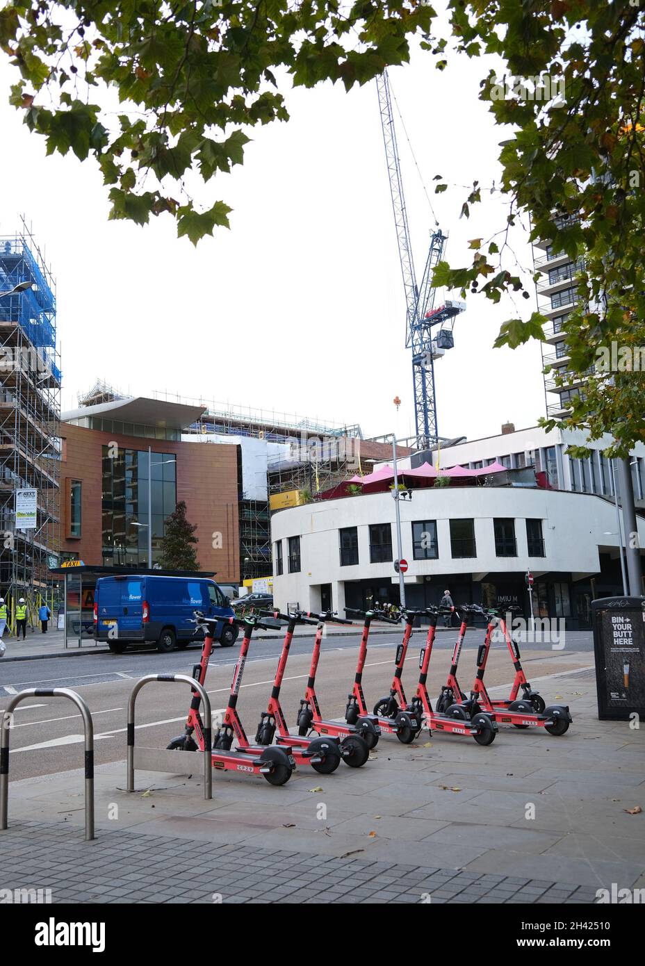 Oktober 2021 - Pink E Scooter mieten im Zentrum von Bristol von der schwedischen Firma VOI Technologies Stockfoto