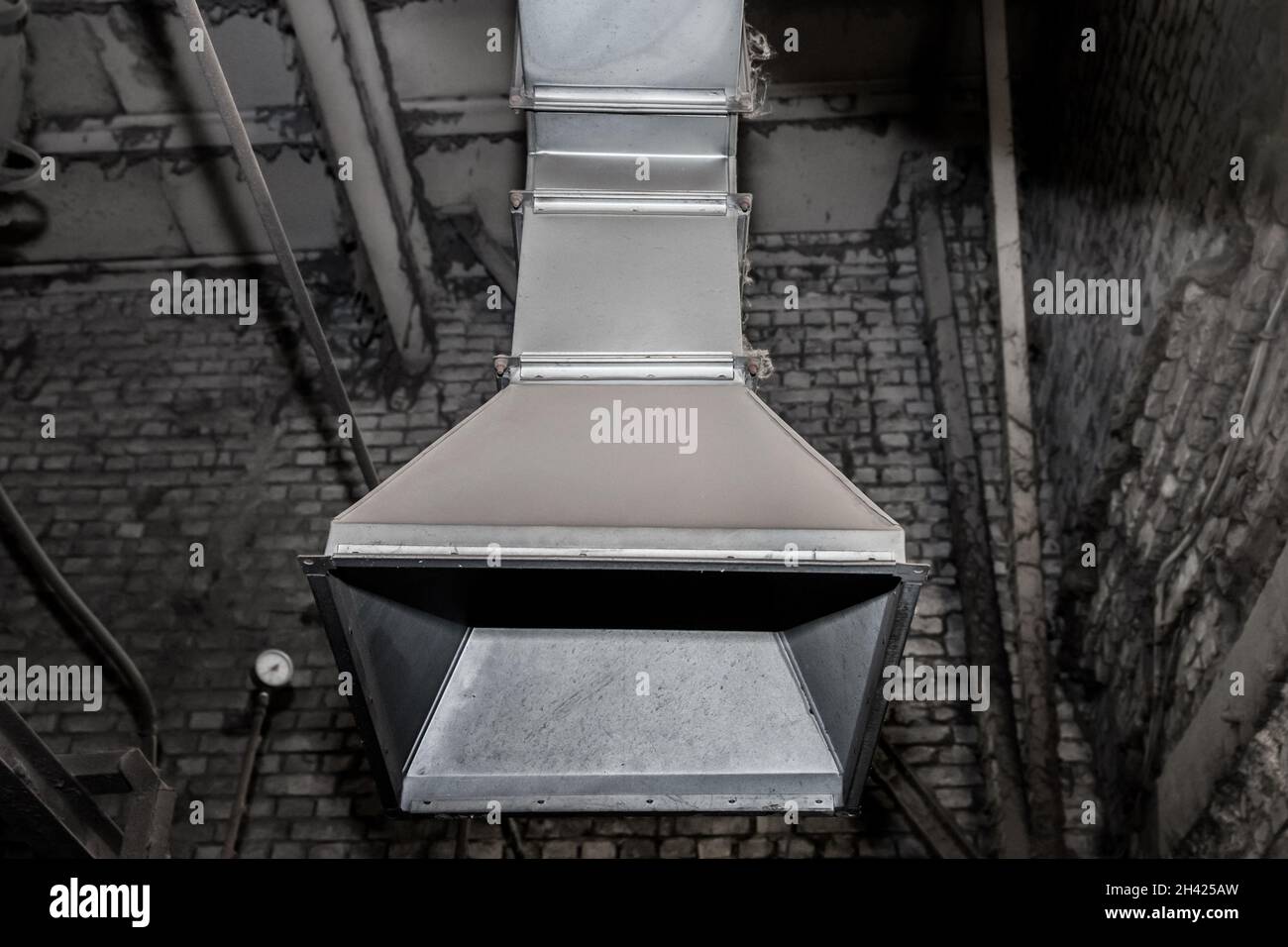 Großes Belüftungssystem in den Räumlichkeiten des alten Industriearbeiters in der Fabrik. Stockfoto