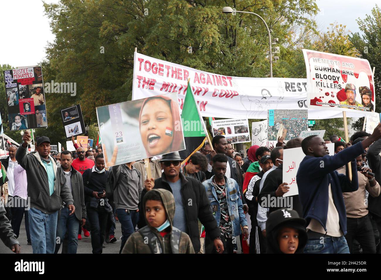 Washington, DC, USA. Oktober 2021. Demonstranten marschieren gegen den Militärputsch im Sudan. Der Putsch wurde von den Generälen angeführt, die im April 2019 den langjährigen Diktator Omar Hassan al-Bashir verdrängten. Washington, DC 30. Oktober 2021. Kredit: Mpi34/Media Punch/Alamy Live Nachrichten Stockfoto