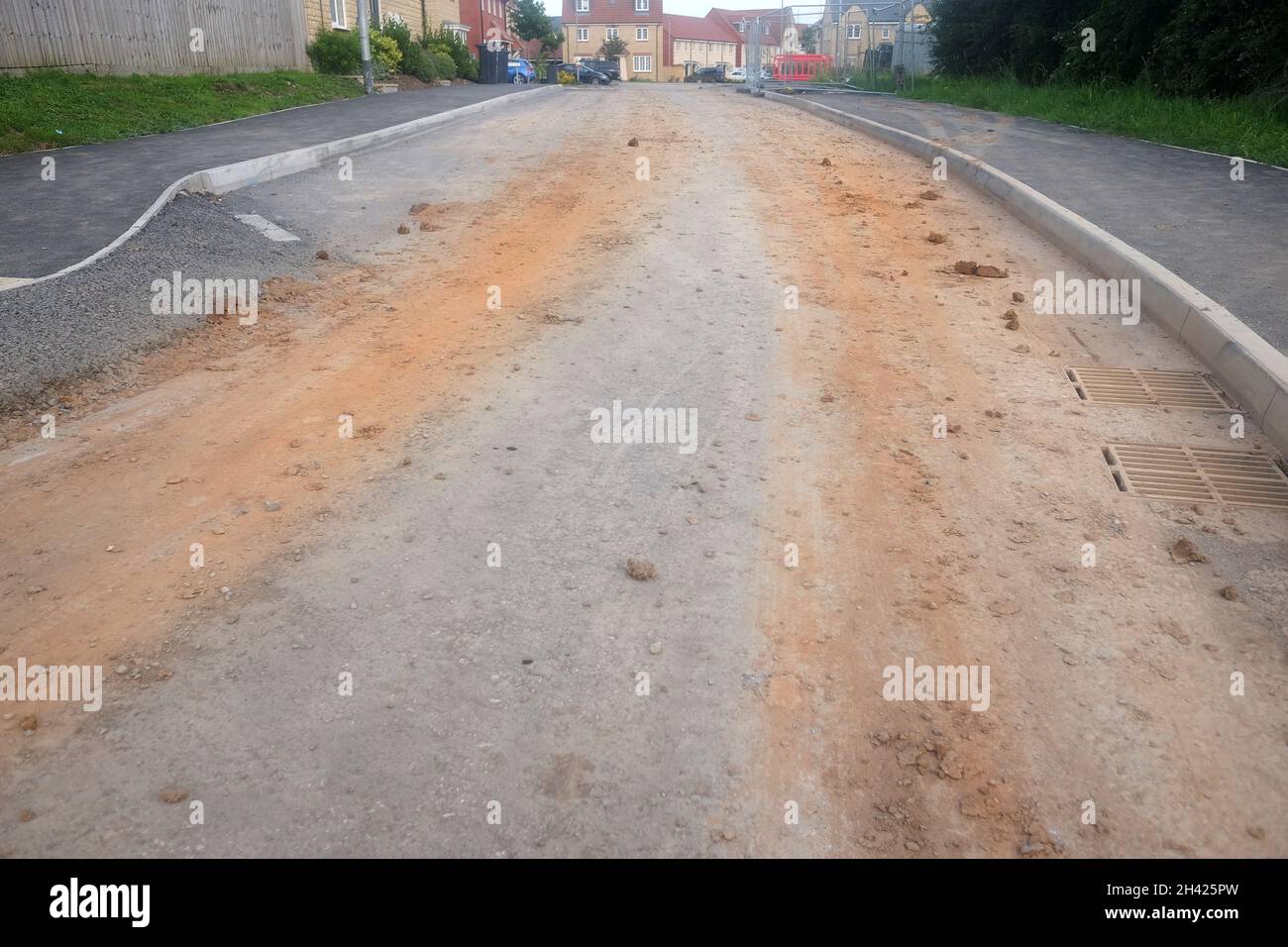 August 2021 - Schlamm links auf der Straße vor einer Wohnbaustelle im Somerset-Dorf Cheddar. Stockfoto