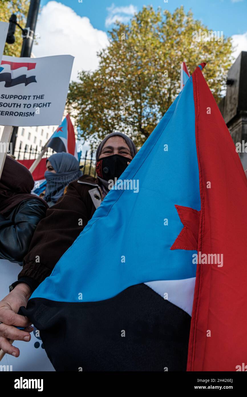 Sudanesische und südjemenitische Menschen protestieren in Whitehall; Stockfoto