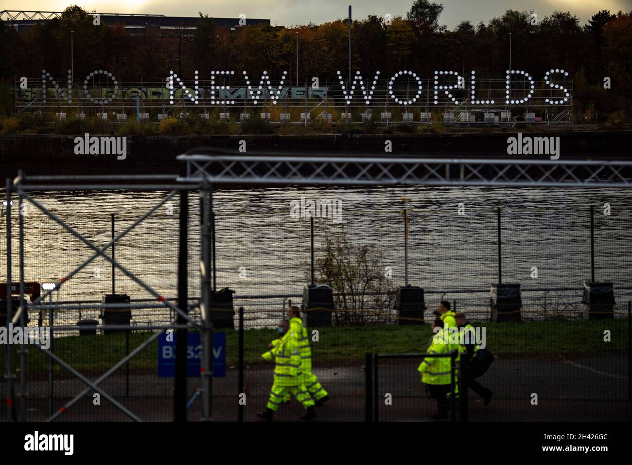 Glasgow, Schottland, Großbritannien. 31. Oktober 2021 IM BILD: Erstellt vom Künstlerkollektiv Still/Moving und unterstützt von CDPI werden KEINE NEUEN WELTEN an den Graving Docks in Govan errichtet 30. Okt - 13. Nov, die vor den COP 26-Delegierten direkt gegenüber der Hauptdelegiertenzone der COP eine unumgängliche Erklärung platzieren. Das Kunstwerk beleuchtet die Zusammenhänge zwischen Klimawandel und historischer und fortlaufender Kolonisierung und lädt den Betrachter ein, schwierige Fragen über sich selbst, das Erbe des Kolonialismus und seine Beziehung zu unserem beschädigten Planeten zu stellen sowie ein leuchtendes Leuchtfeuer für die Zukunft zu schaffen. Quelle: Colin Fisher Stockfoto