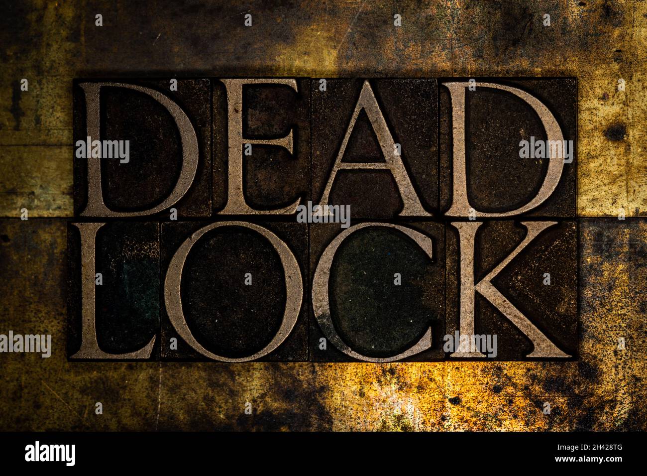 Deadlock-Text auf texturiertem Graukupfer und Vintage-Gold-Hintergrund Stockfoto