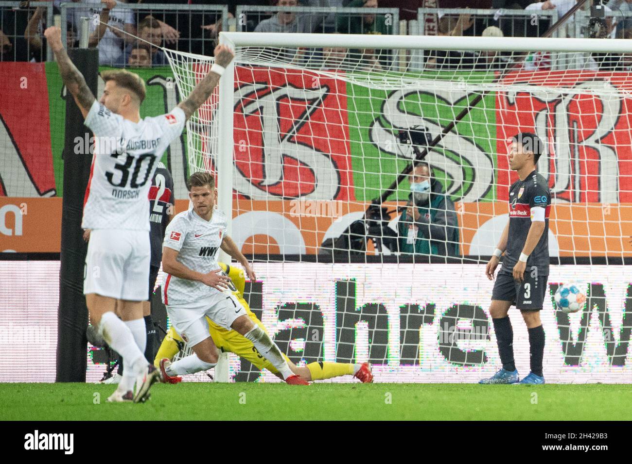 Augsburg, Deutschland. Oktober 2021. Fußball: Bundesliga, FC Augsburg - VfB Stuttgart, Matchday 10, WWK Arena. Der Augsburger Florian Niederlechner (Mitte) punktet mit 3:1. Quelle: Matthias Balk/dpa - WICHTIGER HINWEIS: Gemäß den Bestimmungen der DFL Deutsche Fußball Liga und/oder des DFB Deutscher Fußball-Bund ist es untersagt, im Stadion und/oder vom Spiel aufgenommene Fotos in Form von Sequenzbildern und/oder videoähnlichen Fotoserien zu verwenden oder zu verwenden./dpa/Alamy Live News Stockfoto