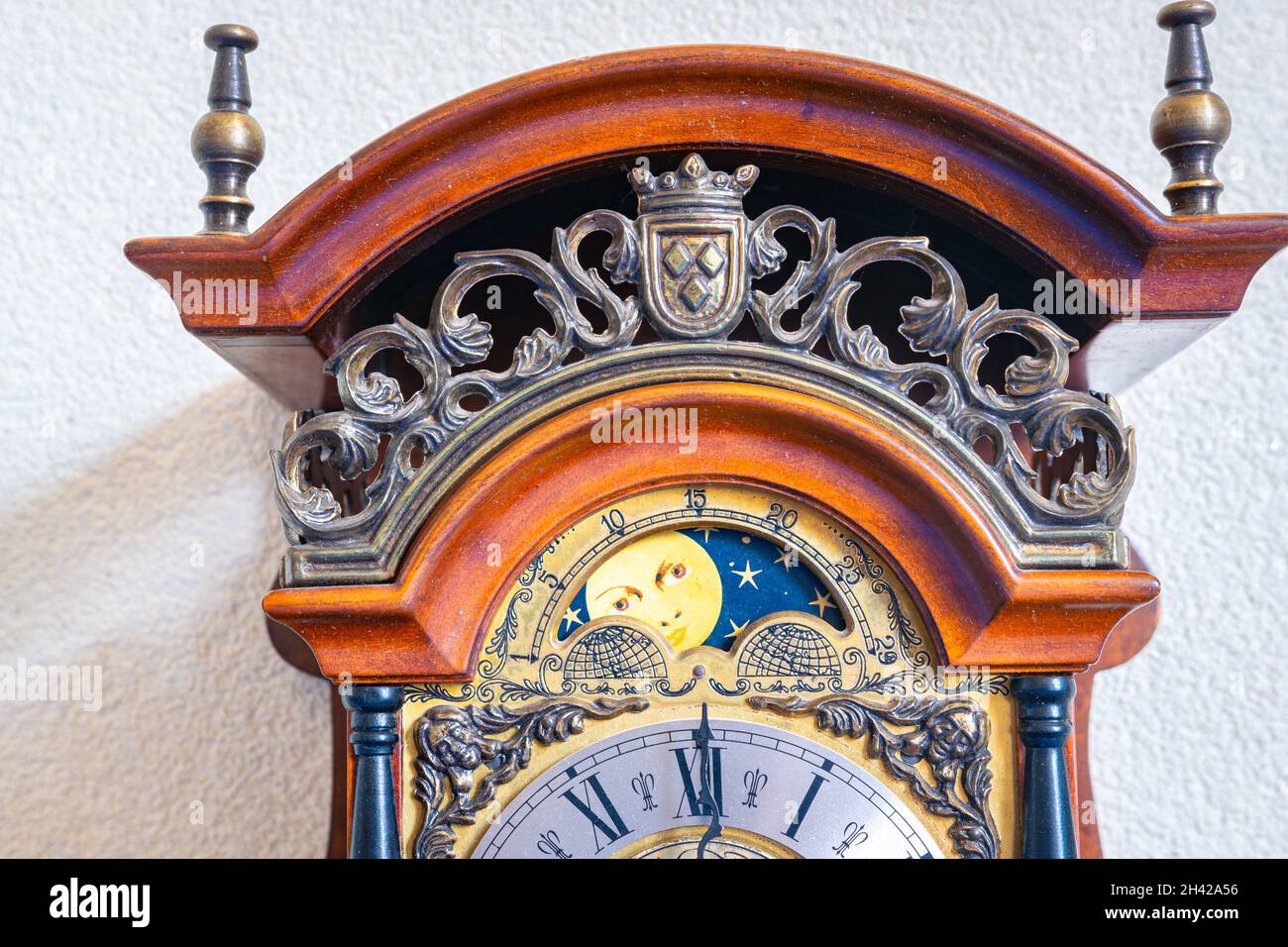 Detailliertes Bild eines Mondkalenders als Teil einer traditionellen niederländischen Gewichtsuhr Stockfoto