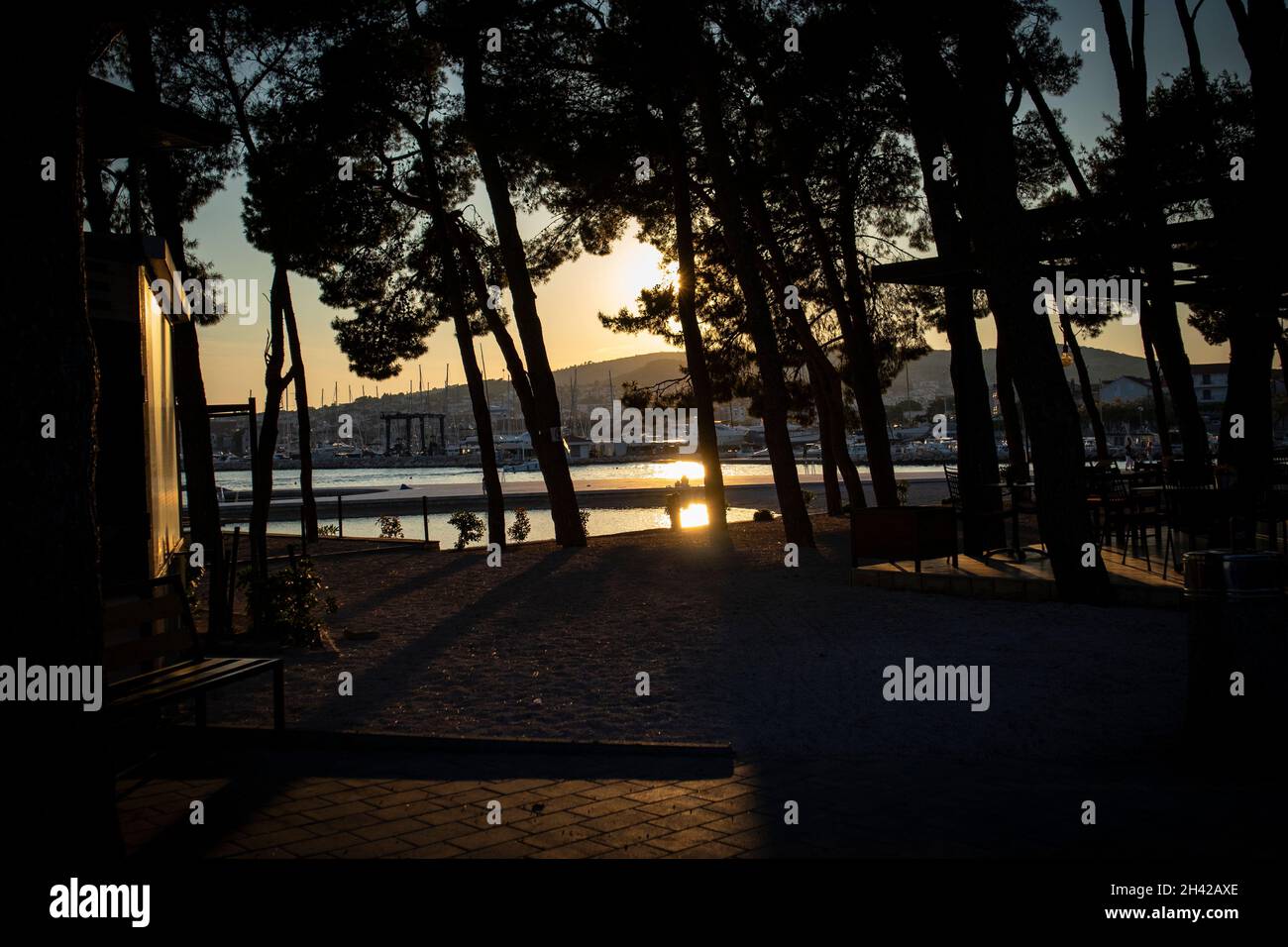5. Juni 2021: Goldener Sonnenuntergang über dem kleinen Touristenort an der kroatischen Küste Stockfoto 5. Juni 2021: Goldener Sonnenuntergang über dem kleinen Touristenort an der kroatischen Küste Stockfoto