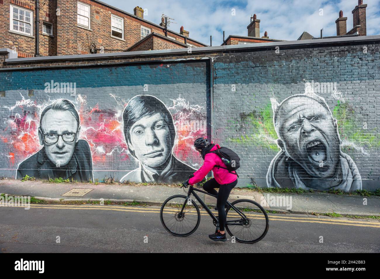Brighton, 22. Oktober 2021: Atemberaubende fotorealistische Street Art erschien kürzlich in Elder Place, Brighton, mit kürzlich verstorbenen Stars; Comedi Stockfoto