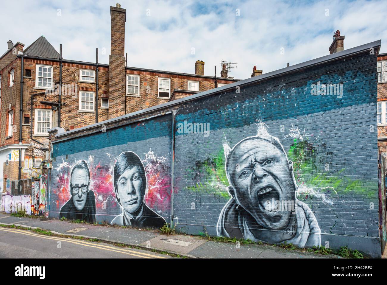 Brighton, 22. Oktober 2021: Atemberaubende fotorealistische Street Art erschien kürzlich in Elder Place, Brighton, mit kürzlich verstorbenen Stars; Comedi Stockfoto