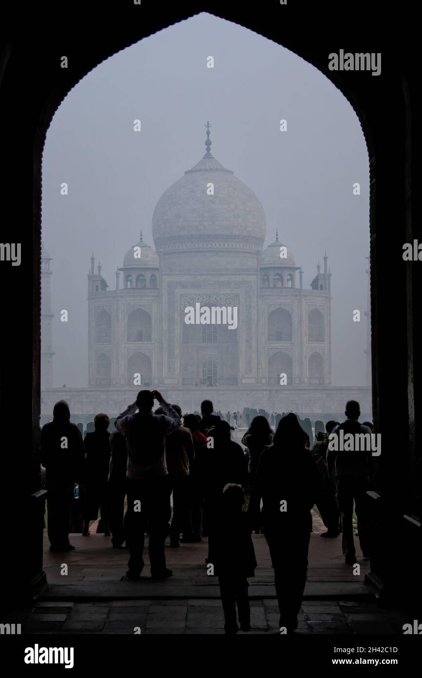 Menschen, die am frühen Morgen am Tor zum Taj Mahal Komplex stehen, Agra, Uttar Pradesh, Indien. Taj Mahal wurde zum UNESCO-Weltkulturerbe ernannt Stockfoto