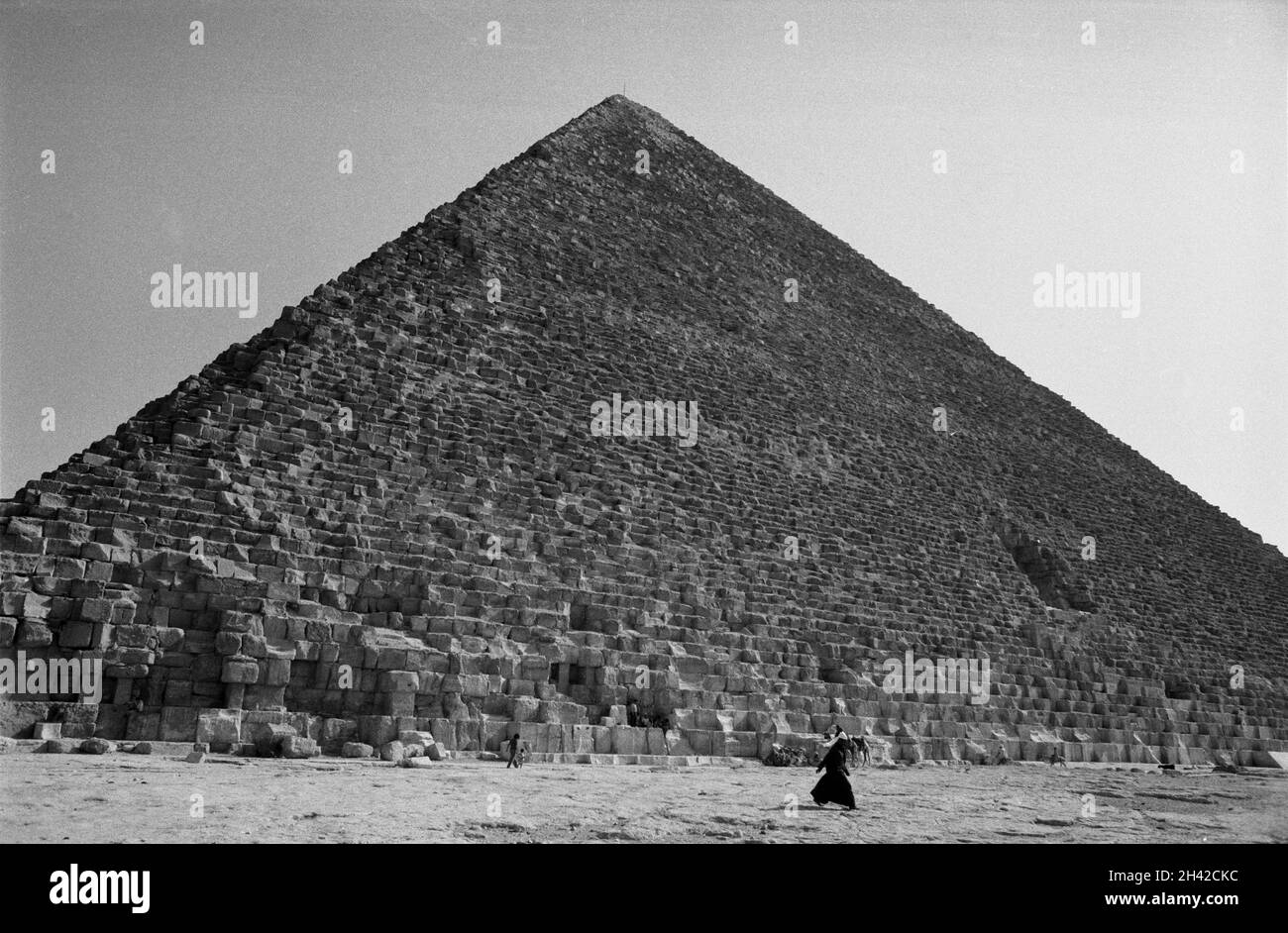 Afrika, Ägypten, Gizeh, 1976. Die große Pyramide von Khufu oder die Cheops-Pyramide zeigt den Eingang zu den inneren Kammern. Stockfoto