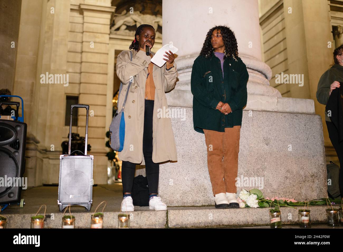 London, Großbritannien. 29. Oktober 2021. Protest gegen Investitionen in fossile Brennstoffe außerhalb der Bank of England. Stockfoto