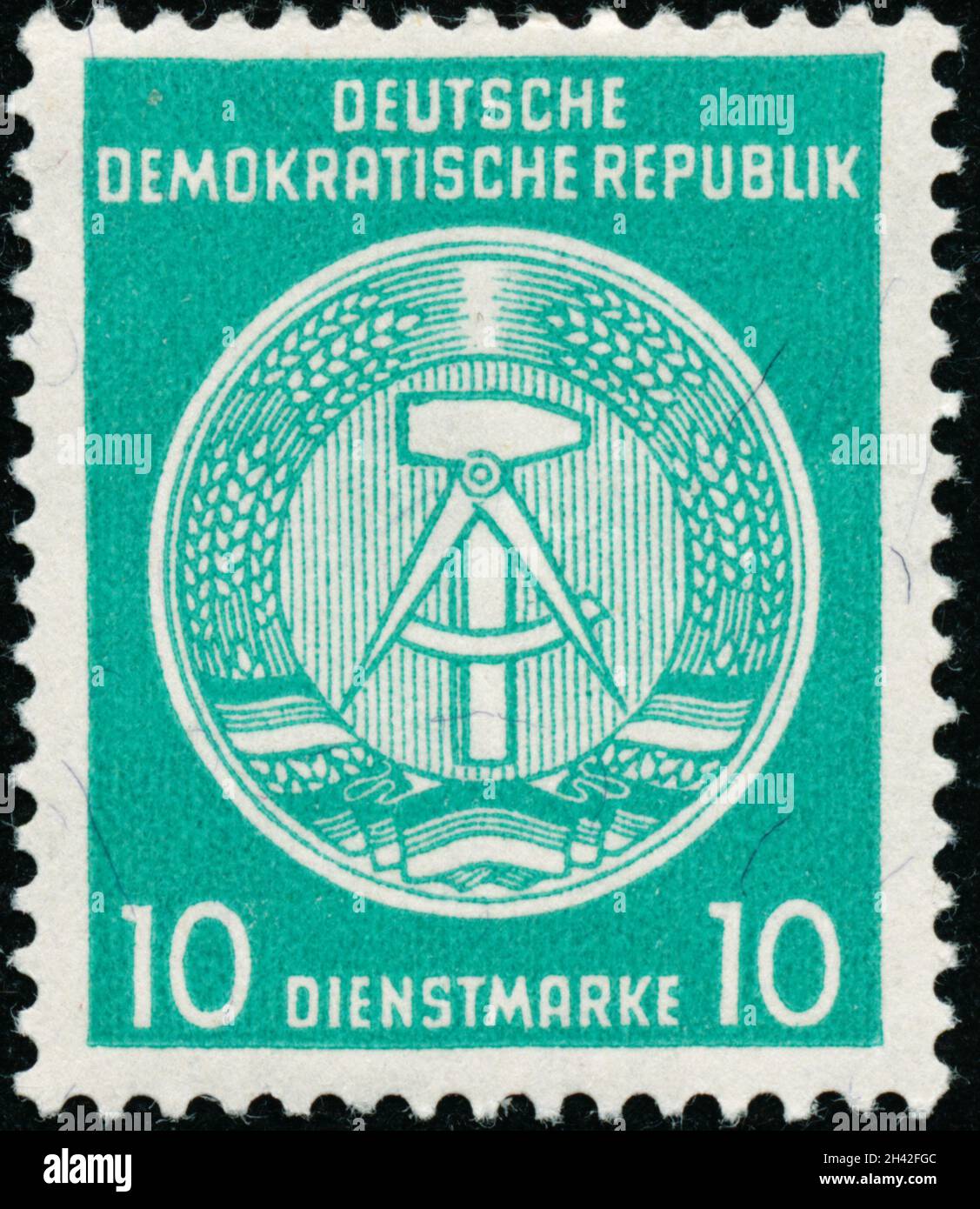 POLTAVA, UKRAINE - 31. Oktober 2021. Die um 1954 in der DDR gedruckte Vintage-Marke zeigt Wappen der DDR Stockfoto