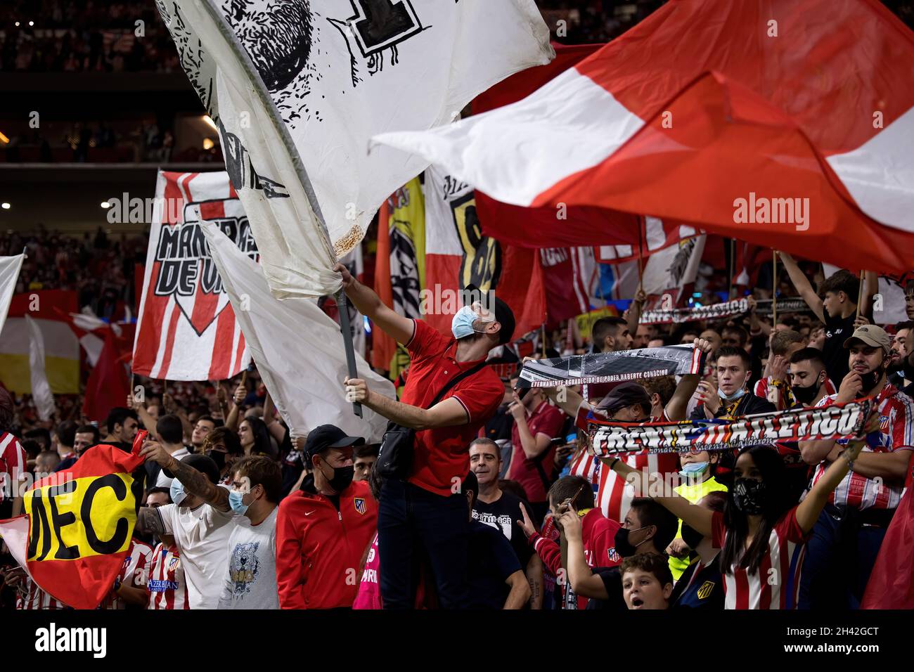 MADRID - OCT 19: Fans des UEFA Champions League-Spiels zwischen dem Club Atletico de Madrid und dem FC Liverpool de Futbol im Metropolitano Stadium Stockfoto