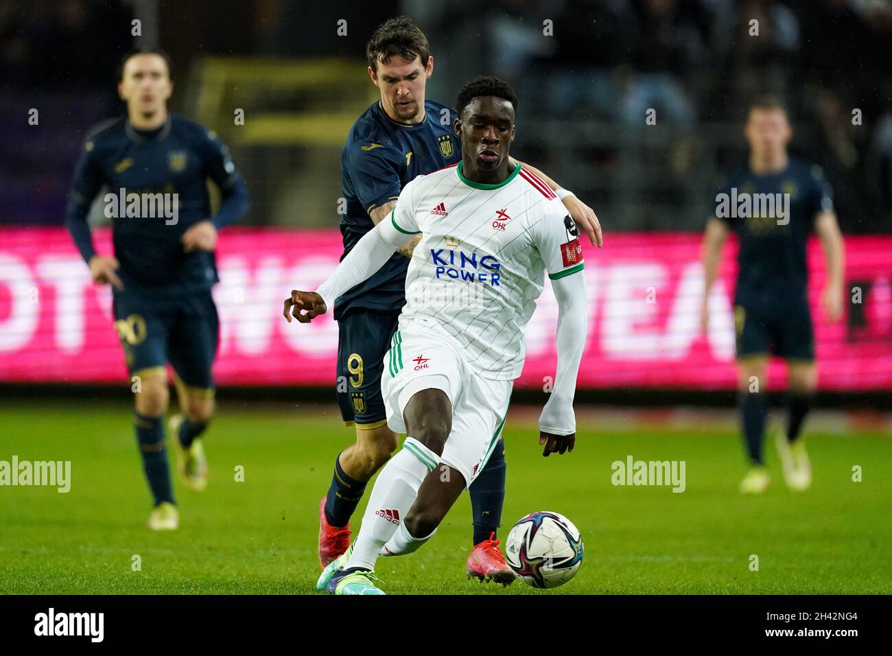 BRUSSEL, BELGIEN - 31. OKTOBER: Mandela Keita von OH Leuven, Benito Raman von Anderlecht während des Jupiler Pro League-Spiels zwischen Anderlecht und OH Leuven im Lotto Park am 31. Oktober 2021 in Brussel, Belgien (Foto: Jeroen Meuwsen/Orange Picts) Stockfoto