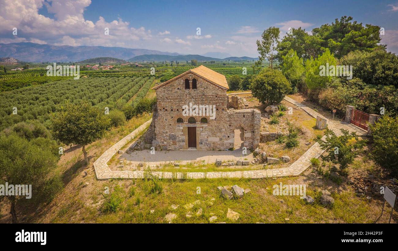 Luftdrohnenfoto der alten Vyzantinischen Kirche von Agios Ioannis Riganas auf einem Hügel in Westgriechenland Stockfoto