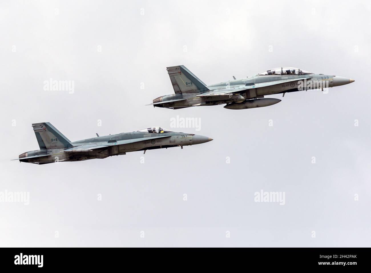 Zwei Royal Canadian Air Force (RCAF) CF-18 treten auf der Airshow London SkyDrive 2021 in London, Ontario, Kanada, auf. Stockfoto