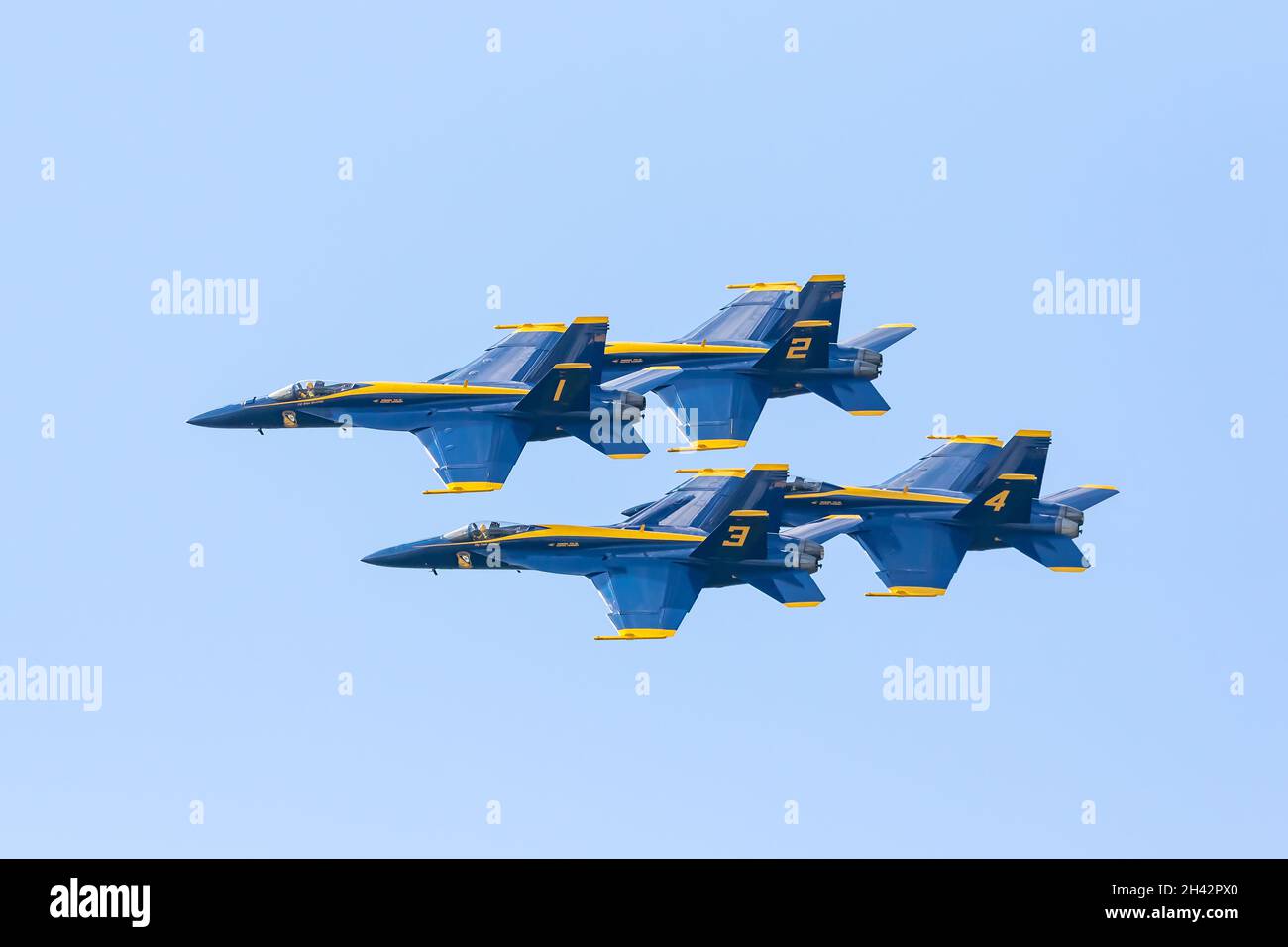 Eine vierköpfige Formation des US Blue Angels Air Demonstration Teams, das auf der Airshow London SkyDrive auftrat. Stockfoto