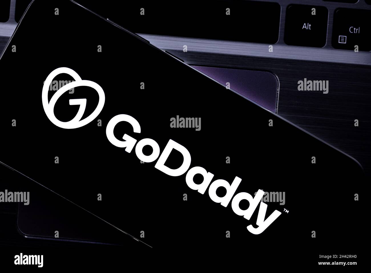 Leitartikel von GoDVDADAD. Illustratives Foto für Nachrichten über GoDatist - ein amerikanischer Internet-Domain-Registrar und Web-Hosting-Unternehmen Stockfoto