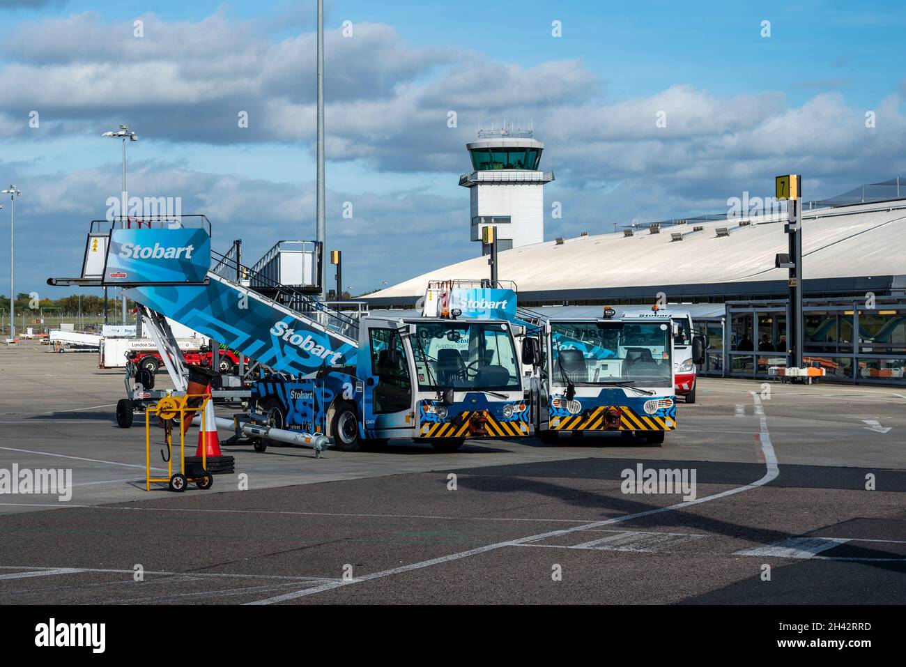 Bodenausrüstung der Marke Stobart am Flughafen London Southend, Essex, Großbritannien. Lufttreppen, Treppen, Schlepper und kleine Gegenstände. Jetzt Esken genannt. Keine Flugzeuge. Leerlauf Stockfoto