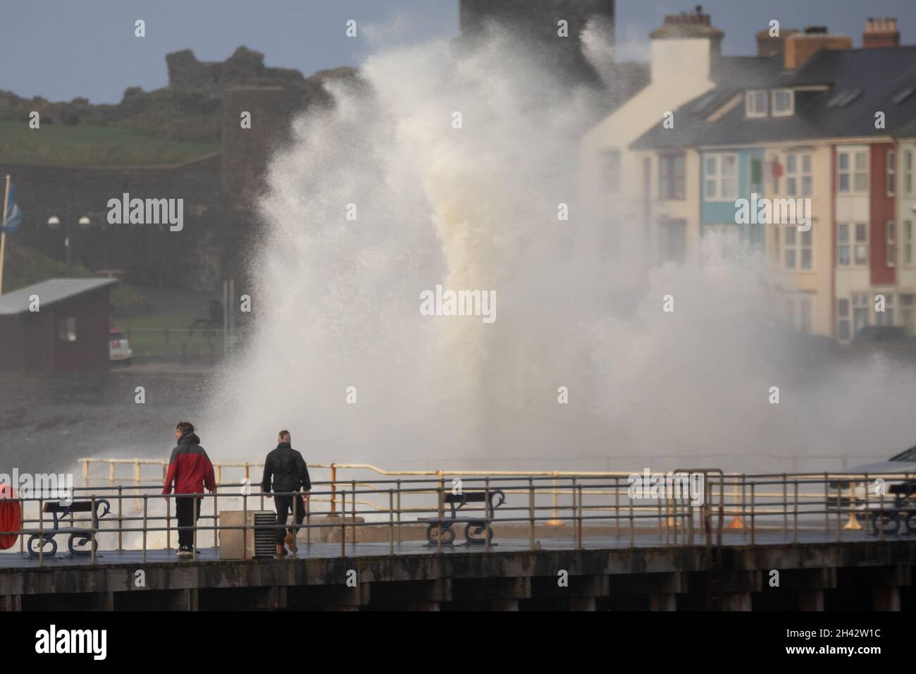 Aberystwyth, Ceredigion, Wales, Großbritannien. 31. Oktober 2021 Großbritannien Wetter: An der Westküste von Wales kollidieren kräftige Wellen mit der Verteidigung von Aberystwyth. Bei Flut und starkem Wind. © Ian Jones/Alamy Live News Stockfoto