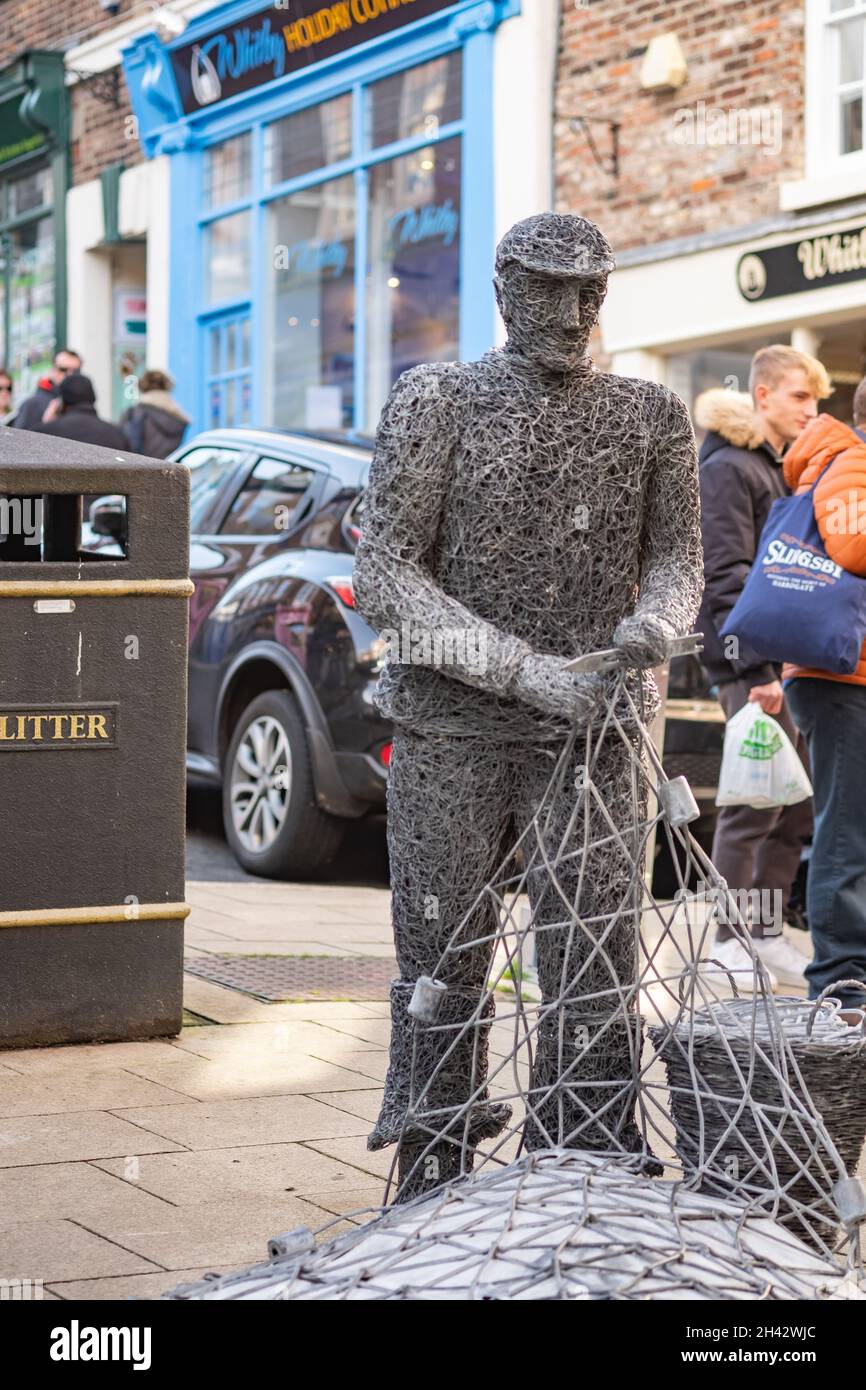 Die Skulptur „Net Mender“, Nummer 4 von 9, auf dem Heritage Sculpture Trail in der Küstenstadt Whitby, Oktober 2021 Stockfoto