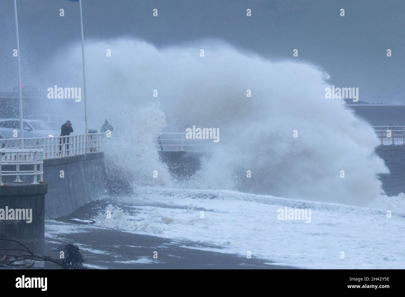 Aberystwyth, Ceredigion, Wales, Großbritannien. 31. Oktober 2021 Großbritannien Wetter: An der Westküste von Wales kollidieren kräftige Wellen mit der Verteidigung von Aberystwyth. Bei Flut und starkem Wind. © Ian Jones/Alamy Live News Stockfoto