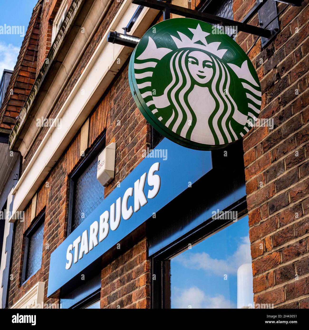 Epsom Surrey London, Großbritannien, Oktober 31 2021, Nahaufnahme Starbucks Coffee Shop Logo der Handelskette und Branding ohne Menschen Stockfoto