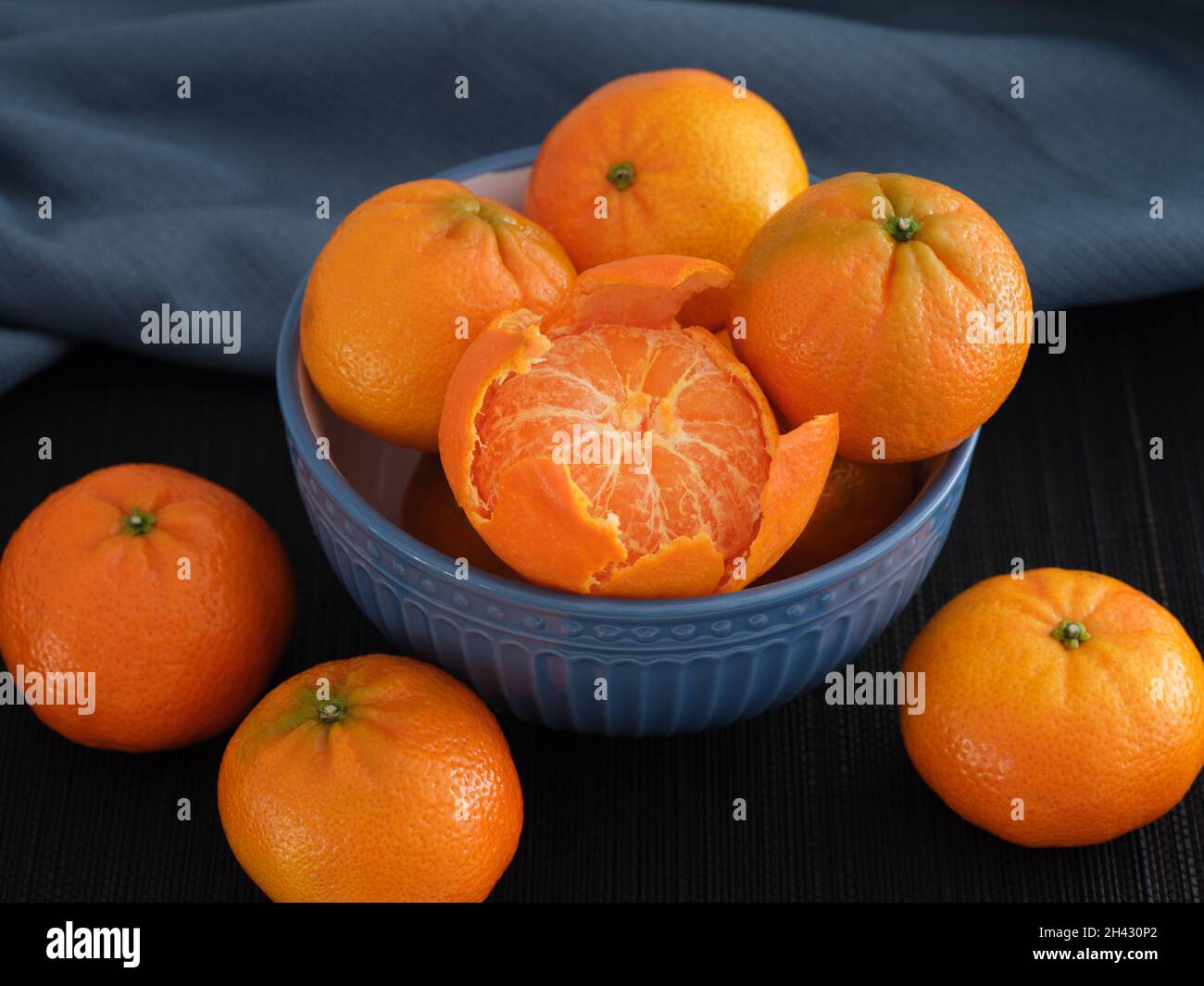 Organische Mandarinen in einer Schüssel. Low-Taste. Nahaufnahme. Stockfoto