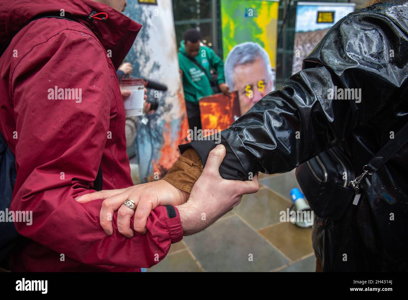 London, England, Großbritannien 29. Oktober 2021 definanzieren Klima-Chaos-Rallye fordert die Standard Chartered Bank auf, die Finanzierung fossiler Brennstoffe einzustellen. Jugendstreiker aus der ganzen Welt versammeln sich, um die Standard Chartered Bank aufzufordern, an diesem internationalen Aktionstag die Finanzierung der Förderung fossiler Brennstoffe einzustellen. Vor der Ankunft von Greta Thunberg hielten junge Klimaaktivisten Reden, die nach einem Mobb durch die Presse schnell abgereist waren. Die Organisatoren wurden gezwungen, die Hände zu halten und einen Ring um die jungen Demonstranten zu bilden, um sie zu schützen. Stockfoto