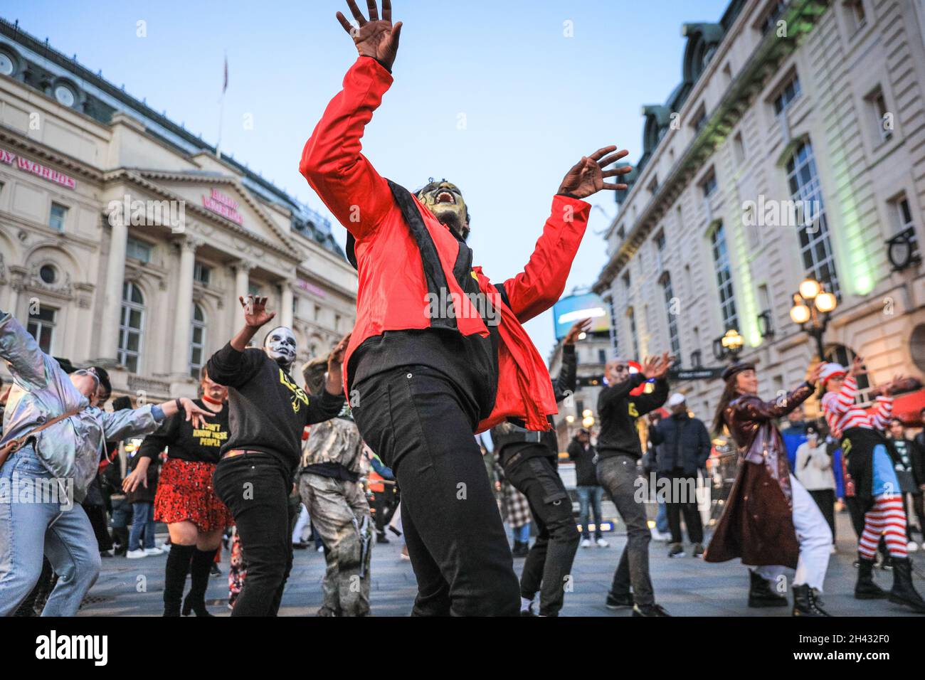 Piccadilly Circus, London, Großbritannien. Oktober 2021. Die Tänzer erstellen die berühmten Zombie-Tanzszenen aus Michael Jacksons „Thriller“-Video neu. Feiernden nehmen an einem Halloween-Tanz-Flashmob Teil, darunter eine Gruppe von Locals.org, einer sozialen Plattform mit Sitz in London, und treffen sich, um Londoners zusammenzubringen. Passanten werden ermutigt, mitzumachen und zu tanzen. Kredit: Imageplotter/Alamy Live Nachrichten Stockfoto