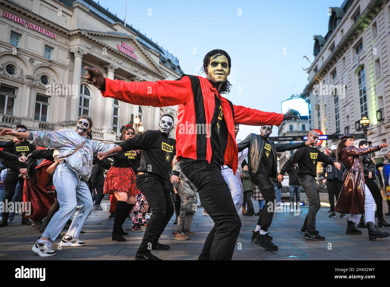 Piccadilly Circus, London, Großbritannien. Oktober 2021. Die Tänzer erstellen die berühmten Zombie-Tanzszenen aus Michael Jacksons „Thriller“-Video neu. Feiernden nehmen an einem Halloween-Tanz-Flashmob Teil, darunter eine Gruppe von Locals.org, einer sozialen Plattform mit Sitz in London, und treffen sich, um Londoners zusammenzubringen. Passanten werden ermutigt, mitzumachen und zu tanzen. Kredit: Imageplotter/Alamy Live Nachrichten Stockfoto