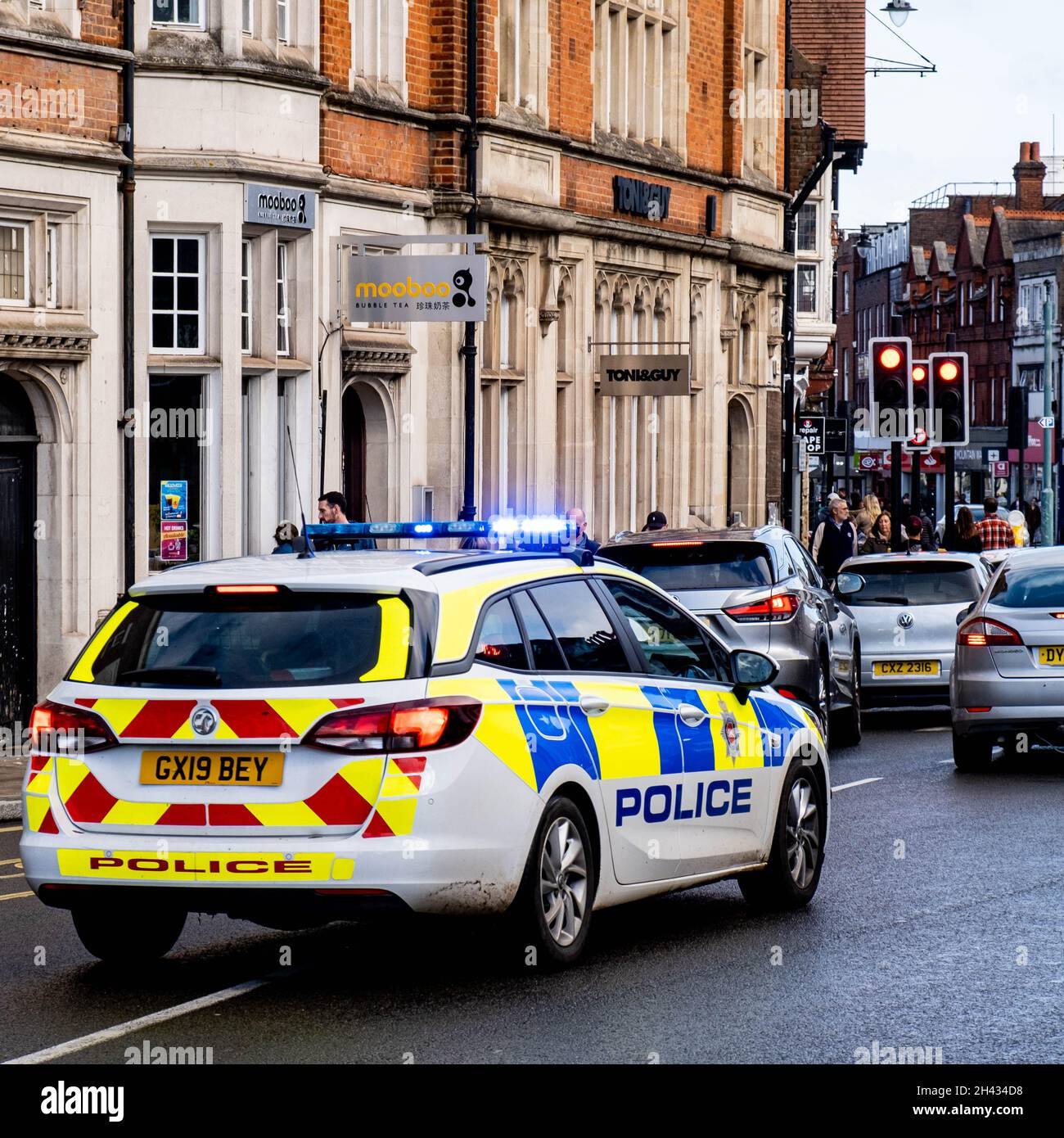 Epsom Surrey London, 31 2021. Oktober, Polizeiauto reagiert auf einen Notruf mit Blaulicht an der roten Ampel gestoppt Stockfoto