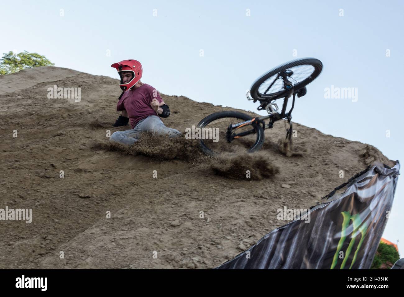 Lublin, Polen - 28. Mai 2016: Lublin Sportival - MTB-Meisterschaft - Erstes polnisches FMB Silver Event auf dem Schlossplatz (Plac Zamkowy) - Fahrradunfall Stockfoto