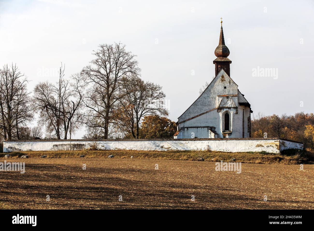 Kapelle unseres Muttergottes in der Nähe von Schloss Veveri, Mähren, Tschechische republik. Erbaut im 13. Jahrhundert. Kirche auf dem Land. Sonniger Herbsttag. Stockfoto