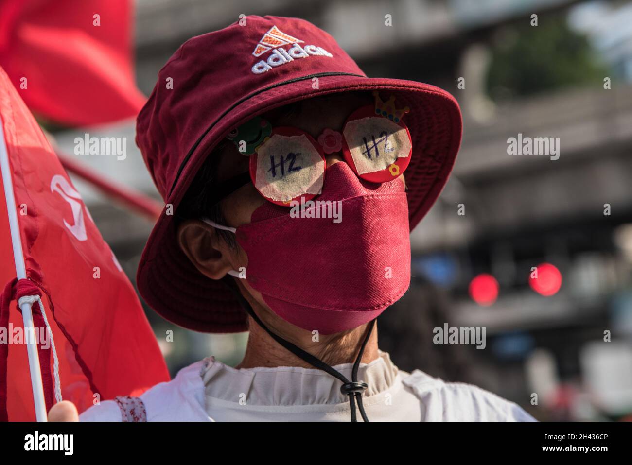 Bangkok, Thailand. Oktober 2021. Ein Protestler sah während der Demonstration eine Brille mit der Botschaft "Nr. 112" tragen.Tausende von prodemokratischen Demonstranten, angeführt von der United Front of Thammasat and Demonstration (UFTD), versammelten sich am Schnittpunkt von Ratchaprasong, um die Abschaffung des Gesetzes über die Majestät (Artikel 112 des thailändischen Strafgesetzbuches) und die Reform der Monarchie zu fordern. (Foto von Peerapon Boonyakiat/SOPA Images/Sipa USA) Quelle: SIPA USA/Alamy Live News Stockfoto