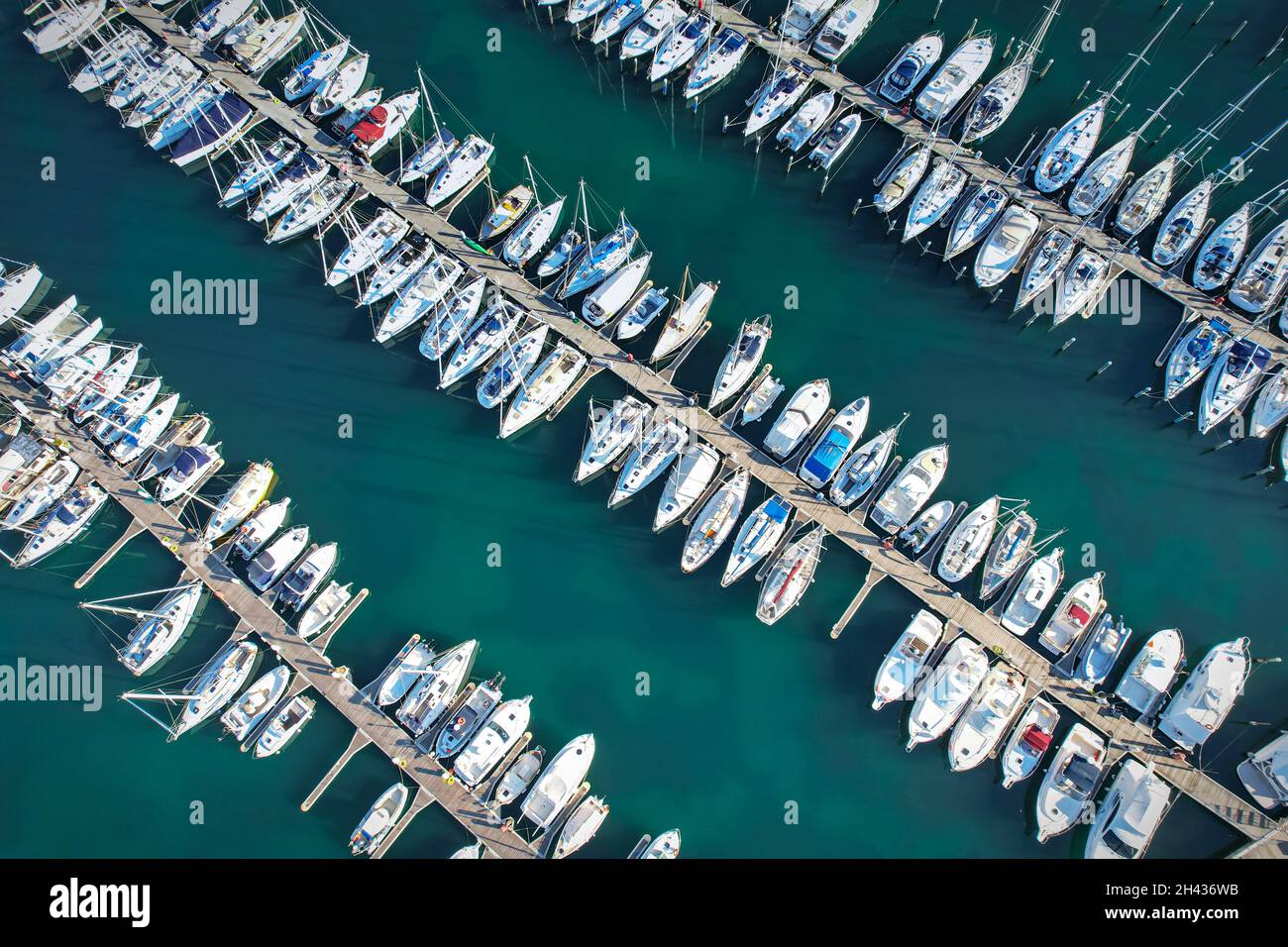 Luftaufnahme der Marina Docks mit Booten, die dort festgemacht sind. Rimini, Italien - Oktober 2021 Stockfoto
