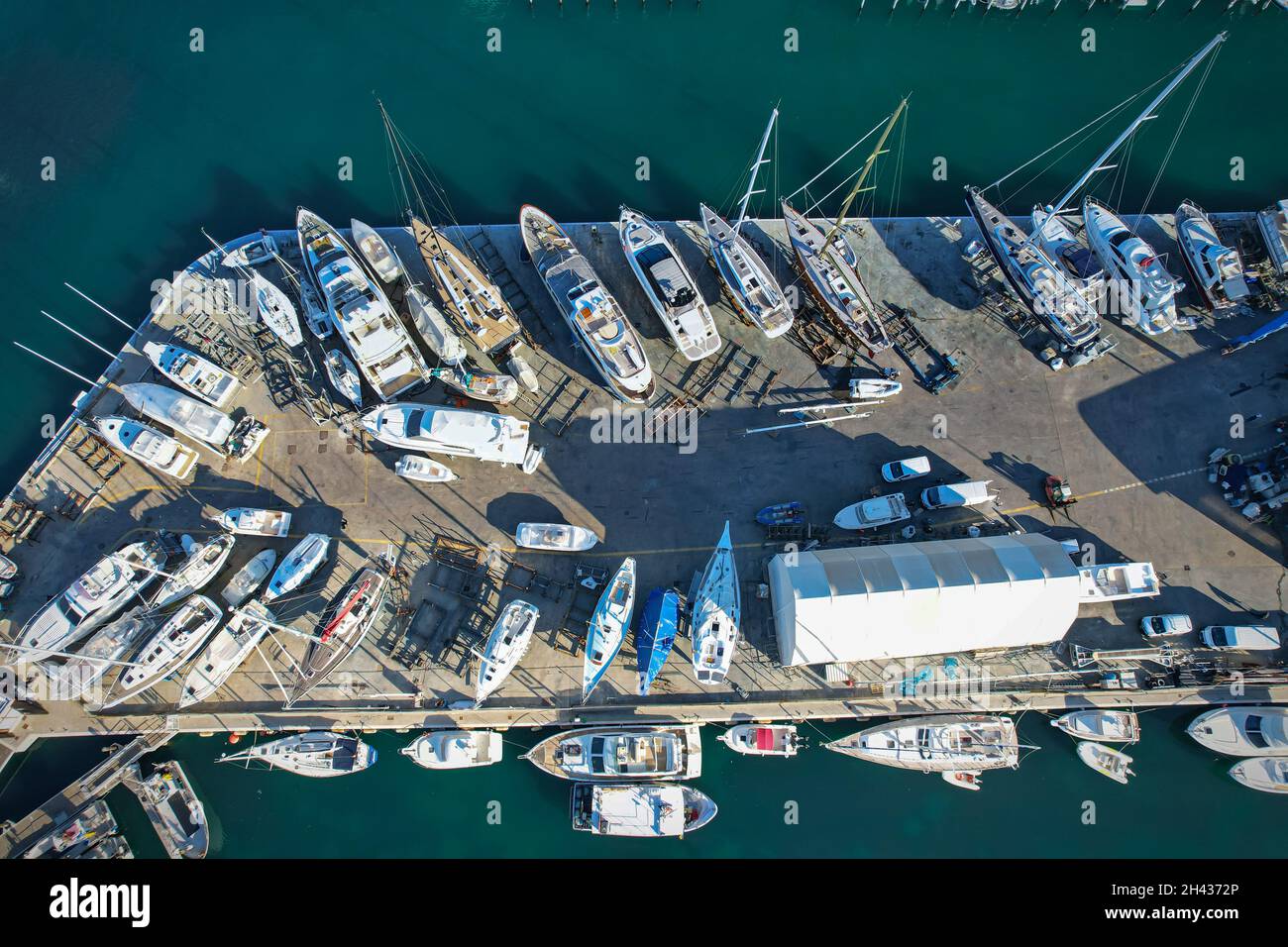 Luftaufnahme der Marina Docks mit Booten, die dort festgemacht sind. Rimini, Italien - Oktober 2021 Stockfoto
