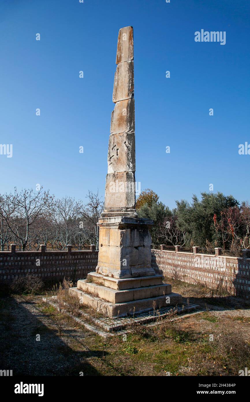Der Obelisk in Iznik (Nicaea), Bursa. Es ist aus der römischen Ära 1 st Jahrhundert.das Denkmal ist auch bekannt als Bestas, Nisantasi. Auf der griechischen Tafel, it i Stockfoto