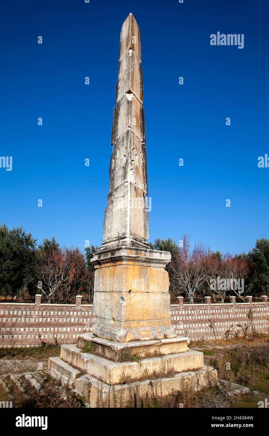 Der Obelisk in Iznik (Nicaea), Bursa. Es ist aus der römischen Ära 1 st Jahrhundert.das Denkmal ist auch bekannt als Bestas, Nisantasi. Auf der griechischen Tafel, it i Stockfoto