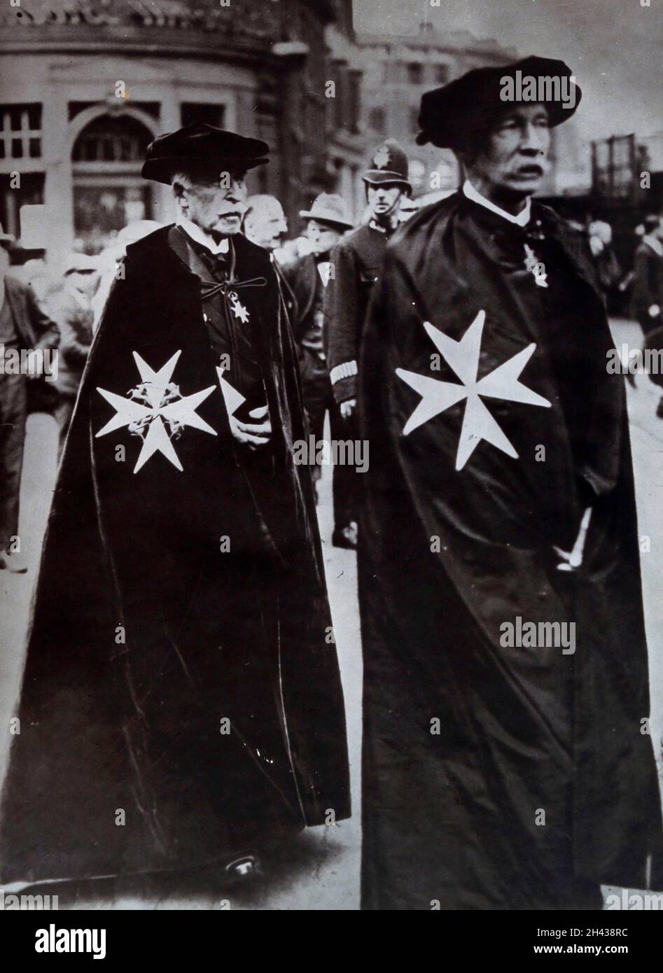 S.H. Prinz Arthur, Herzog von Connaught, rechts, trägt die Roben des Großpriors (oder eines anderen hohen Grades) des Ordens des heiligen Johannes. Foto. Stockfoto