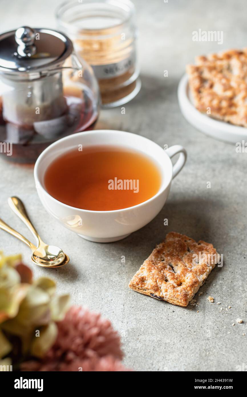 Heißer Tee und Keks auf strukturiertem Hintergrund Stockfoto
