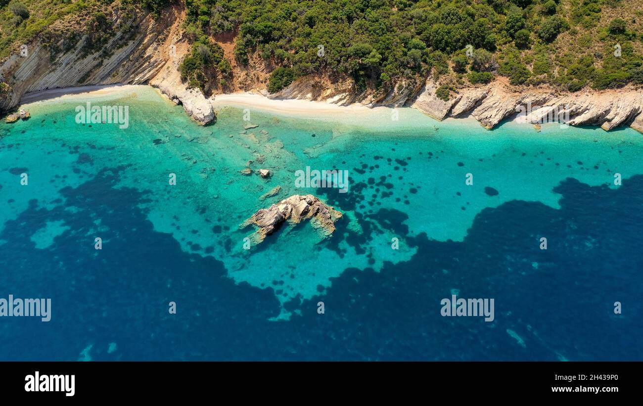 Luftdrohnenaufnahme des türkisfarbenen Paradieses am Strand von Gidaki in Ithaca Griechenland Stockfoto