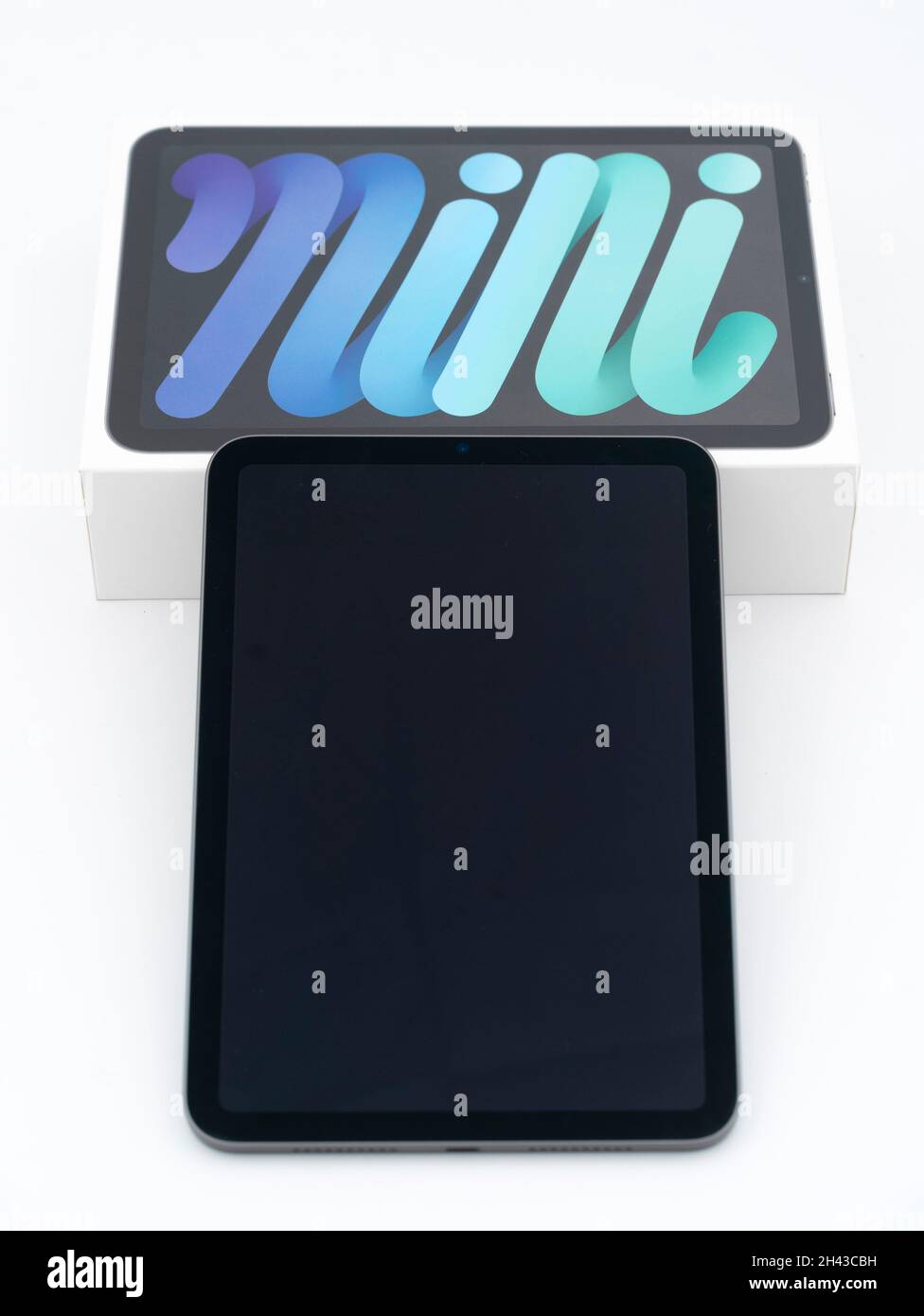 Apple iPad Mini 6 mit Einzelhandelskasten isoliert auf weißem Hintergrund Stockfoto